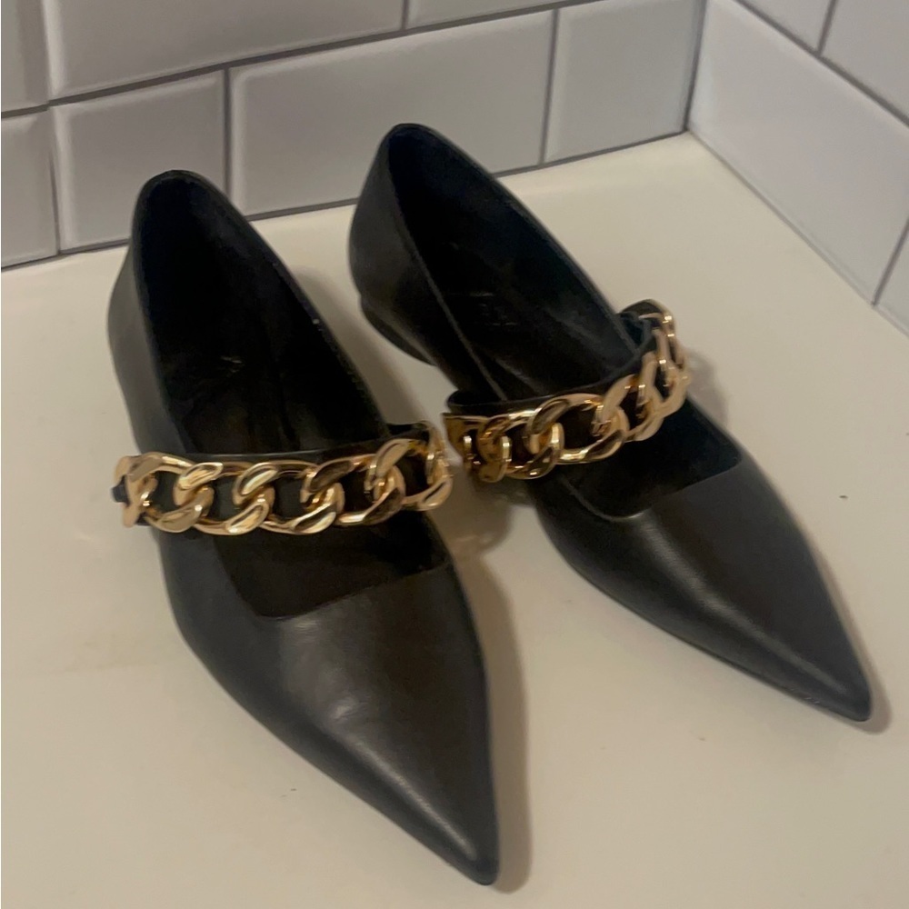Zara adorable shoes with thick chains in the front in good condition